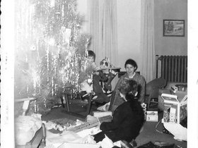 1955 Christmas am, Mary, Plum, Mom, Davy Crockett.jpg